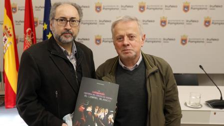 Víctor Iriarte sujeta el libro junto a José María Celaya, representante de la asociación cultural 50 aniversario grupo de teatro El Lebrel Blanco