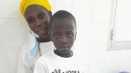 Una madre y su hijo de Senegal, antes de que el pequeño fuera operado por el equipo de cirujanos de Hope & Progress, el pasado noviembre
