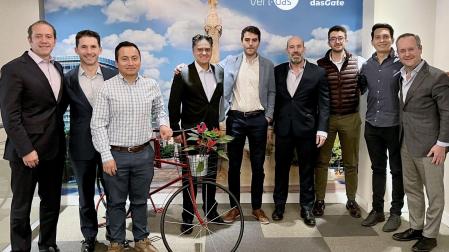 A la izquierda, Mauricio Guijarro, vicepresidente de ventas para las Américas de Veridas, y Eduardo Azanza, director general de la compañía, junto a parte del equipo en la sede de Ciudad de México.