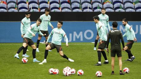 Entrenamiento de la selección de Portugal en el estadio Do Dragao previo al choque contra Macedonia del Norte