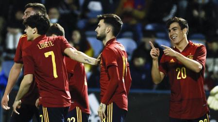 El rojillo Manu Sánchez (dcha.) celebra con sus compañeros el gol anotado contra Lituania en el 8-0 de la sub-21