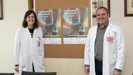Ana Campillo Arregui y Santiago Urmeneta Aguilar, junto al cartel de las II Jornadas de la Salud de Tudela