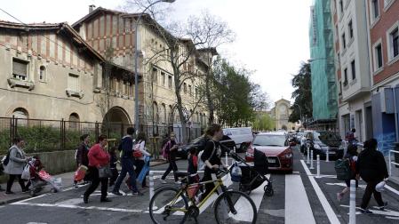 Nuevos pasos peatonales, con área de seguridad, buscan protección. En la imagen, la calle Media Luna