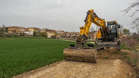 La maquinaria de la empresa adjudicataria, este lunes, durante un momento de las obras de mejora del camino