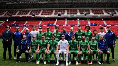 La plantilla y el cuerpo técnico de Osasuna Magna hicieron la presentación de la temporada en el estadio de El Sadar