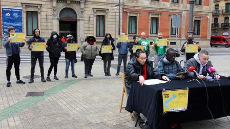 Los colectivos han realizado una rueda de prensa frente al Parlamento de Navarra