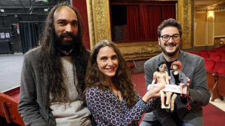 De izda. a dcha.: Juliano Conti, director de fotografía, Esther Vital, directora de la película, e Iñigo Osés, de Tripulante Produce, en el Teatro Gayarre