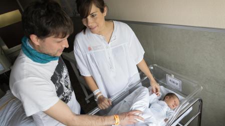 A: BLANCA ALDANONDO
F: 16/02/2022
P: BEATRIZ MAÑERO FERNANDEZ Y GORKA MELUS JIMENEZ CON SU HIJO RECIEN NACIDO, IBAI
L: TUDELA
T: PLANTA DE MATERNIDAD DEL HOSPITAL REINA SOFIA. BEBE. NACIMIENTO. PADRES. MADRE