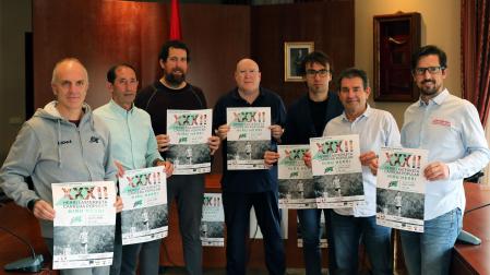 De izda. a dcha.: Jose Carlos Mañeru y Juanjo Vizcay (HIru Herri), Mikel Oteiza (alcalde de Villava), Alfredo Arruiz (alcalde de Huarte), Ander Carrascon (concejal Burlada), Primi Sánchez (IND) y Rodrigo Domínguez (FNA)