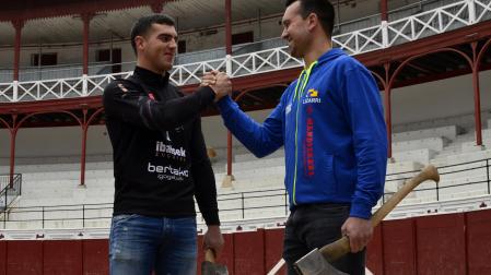 Iker Vicente y Mikel Larrañaga, en Tolosa.