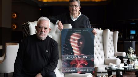 Imanol Uribe (sentado) y Gerardo Herrero en el hotel Tres Reyes de Pamplona.