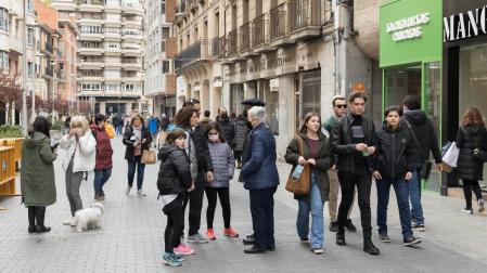 Varias personas pasean por una calle de Tudela