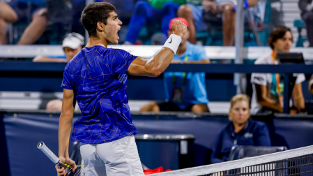 Carlos Alcaraz celebra su triunfo contra Stefanos Tsitsipas en el Abierto de Estados Unidos
