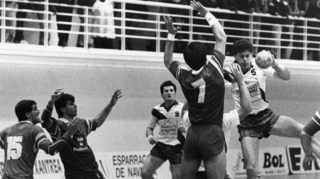 Bratislav Obucina durante un partido con el San Antonio en 1989
