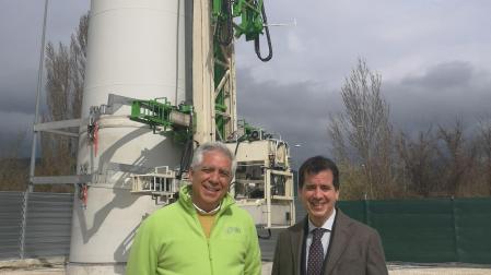 El CEO de Koalalifter, Emmanuel García de la Peña y el consejero Irujo, en las instalaciones de la empresa donde han construido el banco de ensayos a escala real