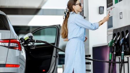 Persona repostando en una gasolinera.