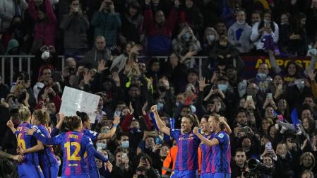 Las jugadoras blaugranas celebran un gol con la grada del Camp Nou abarrotada
