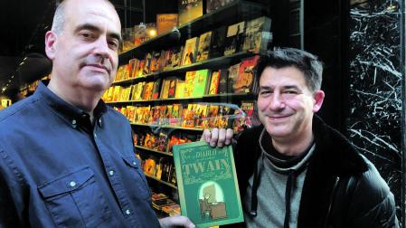 Koldo Azpitarte (izq.) y Mikel Bao, mostrando la portada