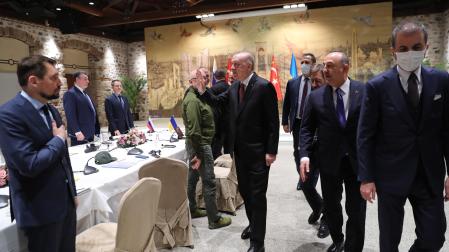 El presidente turco Erdogan y su ministro de Exteriores Mevlut Cavusoglu dan la bienvenida a las delegaciones rusa y ucraniana