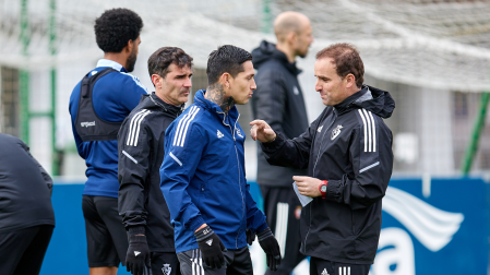 Jagoba Arrasate durante una sesión de entrenamiento hablando con el Chimy Ávila