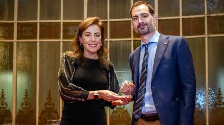 Íñigo Liberal recibe el premio 'Felsen Award' en la gala de la 16.ª Conferencia Europea de la EurAAP de manos de la profesora Eva Rajo Iglesias, presidenta del comité de premios de la asociación