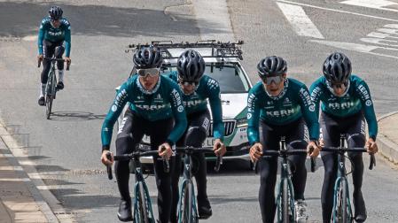 El equipo Kern Pharma en el tramo final del repecho de Ybarra.