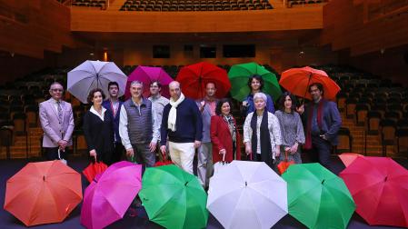 Presentación de 'La zarzuela de los paraguas', sobre el escenario hay miembros de AGAO, MUN, directores y actores