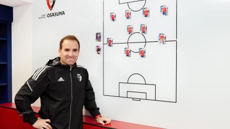 Jagoba Arrasate, este jueves, en el vestuario de El Sadar con un once con cromos de jugadores de Osasuna