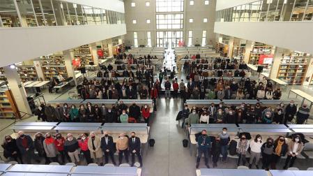 Foto de grupo de los asistentes al encuentro de antiguos alumnos y alumnas