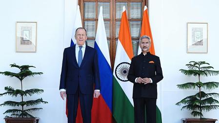 El ministro de Exteriores ruso, Sergey Lavrov, durante su reunión con su homólogo indio, Dr. S. Jaishankar, duranet su encuentro en Nueva Delhi