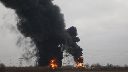 Vista de los depósitos de combustible ardiendo en la ciudad rusa de Belgorod