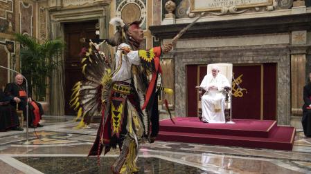 El papa Francisco recibe a una delegación de indígenas canadienses en el Vaticano