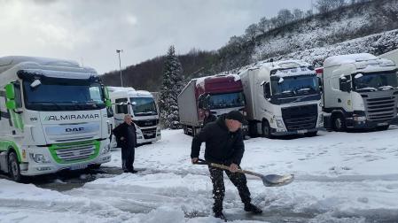 El camionero ruso Artur Kozirev, conductor para una empresa polaca, retira nieve con la pala, ayer, en el área de Pagozelai, en la A-15.