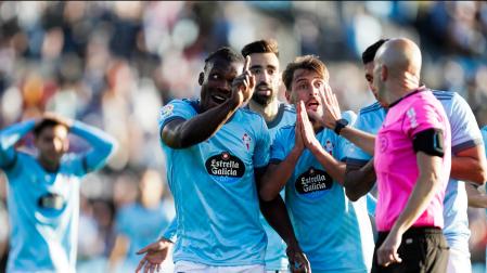 Los jugadores del Celta de Vigo protestan al árbitro uno de los tres penaltis que pitó a favor del Real Madrid