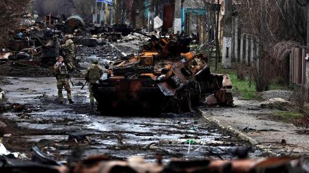 Un soldado se fotografía junto a un tanque ruso destruido