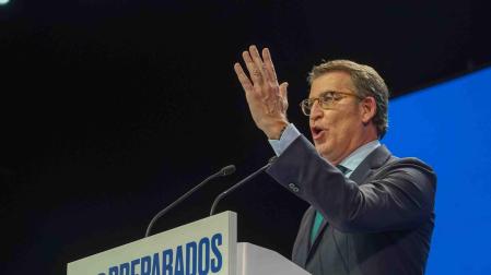 El presidente del partido del PP,  Alberto Núñez Feijóo, durante su intervención en el segundo y último día del congreso del PP