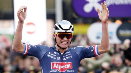 Mathieu Van der Poel celebra su victoria en el Tour de Flandes