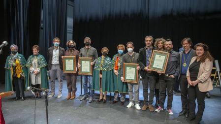 Los nuevos cofrades de honor posan con su diploma de reconocimiento. De izquierda a derecha: Itziar Gómez, Alberto Undiano Mallenco, David Yárnoz y el grupo Zorogno