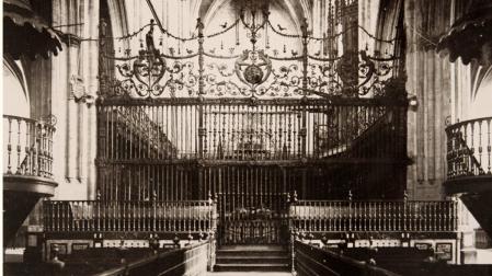 Vista de la vía sacra, la reja del coro y la caponera desde el presbiterio antes de la intervención de 1940