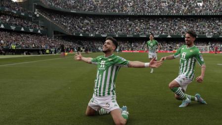 Álex Moreno celebra el cuarto gol del Betis