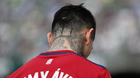 El Chimy Ávila, cabizbajo en el césped del estadio Benito Villamarín