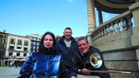 Lisa Bajrak, este domingo por la mañana en la Plaza del Castillo de Pamplona junto a Marco Bellizzi (centro) y Luis Bonilla