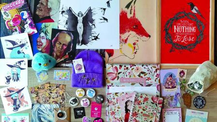 Los artículos artísticos donados y que forman parte de una de las cestas