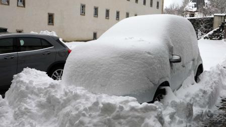 Un coche bajo la nieve, este pasado domingo en Roncesvalles. No habrá precipitaciones esta semana en Navarra, pero sí seguirá el frío