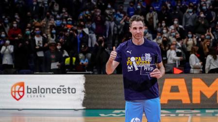 Urtasun con el trofeo de MVP del partido.