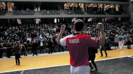 Julen Martija pone rumbo a los vestuarios después de conseguir su segundo campeonato de Parejas en el frontón Bizkaia