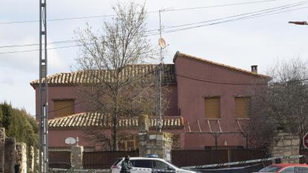 Vehículo de la Guardia Civil en Nohales (Cuenca) donde un varón de 43 años ha sido detenido como autor de la muerte de una mujer de 47 años