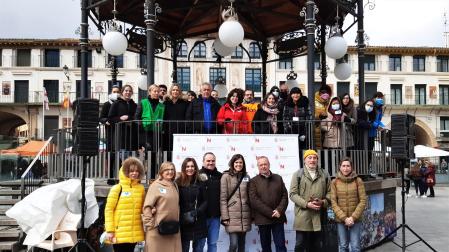 Representantes de las asociaciones participantes la II Jornadas de la Salud junto con representantes del Área de Salud de Tudela y el Departamento de Salud