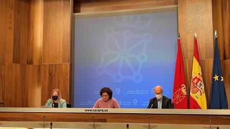 la directora gerente del Servicio Navarro de Empleo-Nafar Lansare (SNE-NL), Miriam Martón acompañada por la consejera Mª Carmen Maeztu, y el director general de Cooperación, Andrés Carbonero