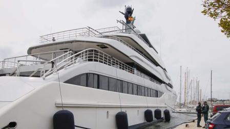 Miembros de la Guardia Civil realizan un registro este lunes en el yate 'Tango', que pertenece a un oligarca ruso anclado en el Club Náutico de Palma de Mallorca